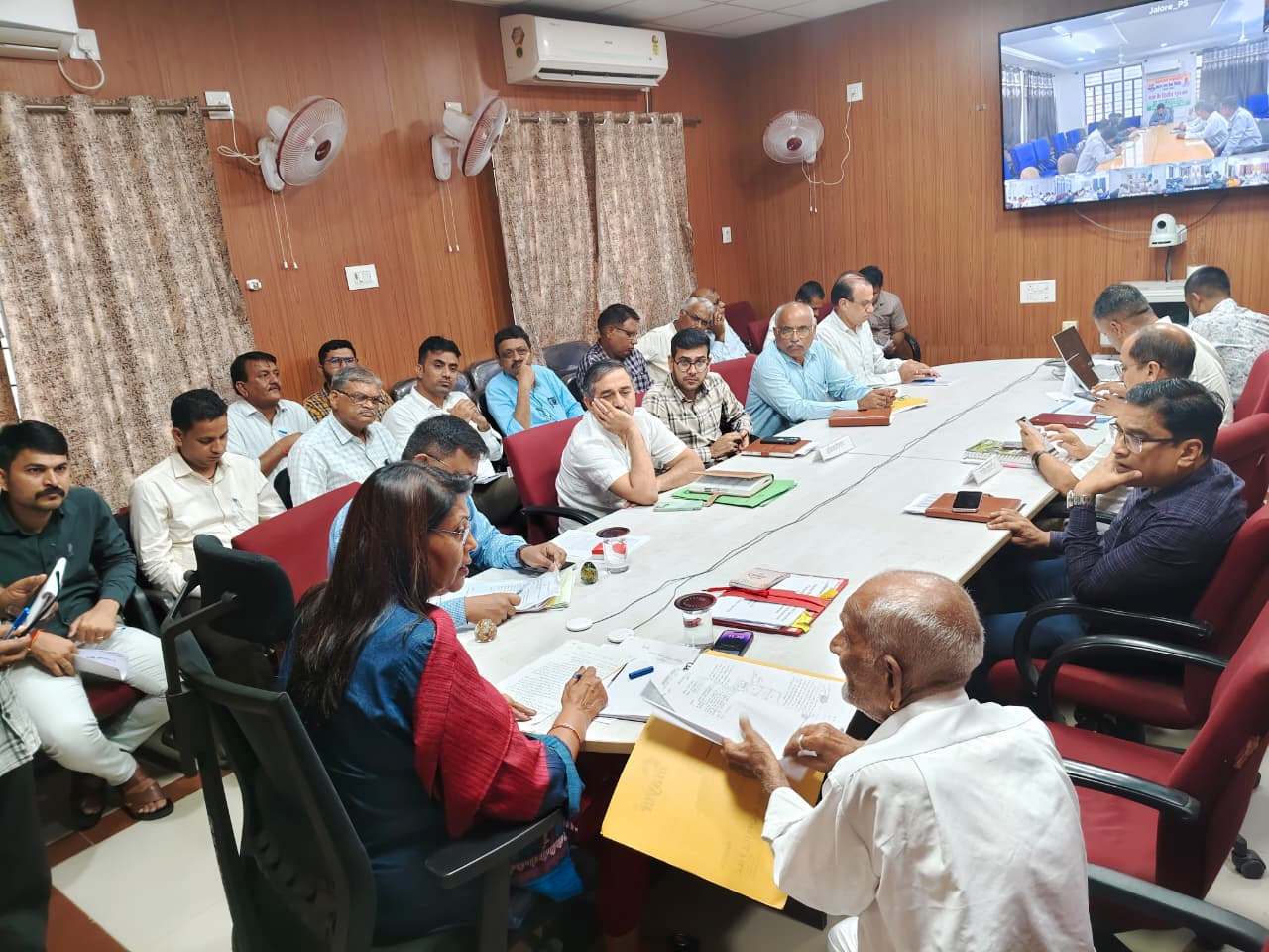 जनसुनवाई करते सभागीय आयुक्त