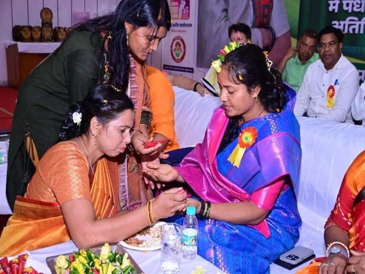 मंत्री सहित अतिथियों को लगाई गई मेंहदी