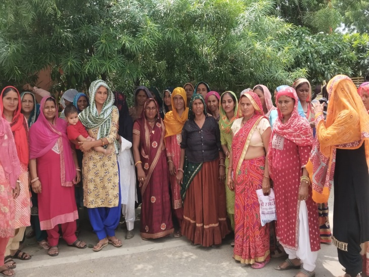अलवर के ईटाराणा व सामोला के आसपास की महिलाओं ने शिकायत दी कि घरों के आगे रोड पर गंदा पानी भरता है और सफाई भी नहीं होती है। नालियां भी नहीं बनी हैं।