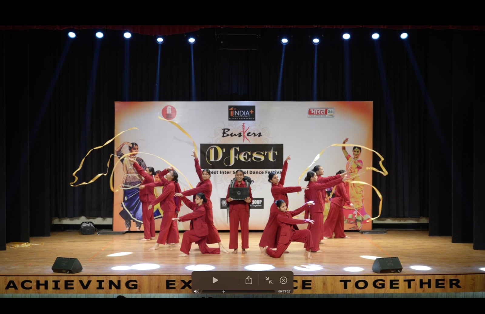 फिनाले में ये सभी टीमें अपने–अपने नृत्य गुरुओं के निर्देशन में बिरला ऑडिटोरियम में ग्रैंड फिनाले में प्रस्तुति देंगी।