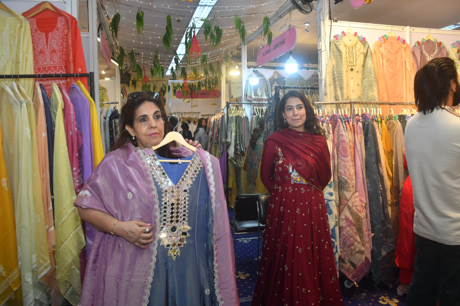जयपुरवासी और बाहर से आए लोग शादी की तैयारियों से जुड़ी हर जरूरत को यहां पूरा कर पा रहे हैं।