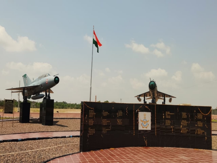 शौर्य स्थल पर लड़ाकू विमान मिग प्रदर्शित किए गए, साथ वीर योद्धाओं के बारे में भी लिखा गया है।