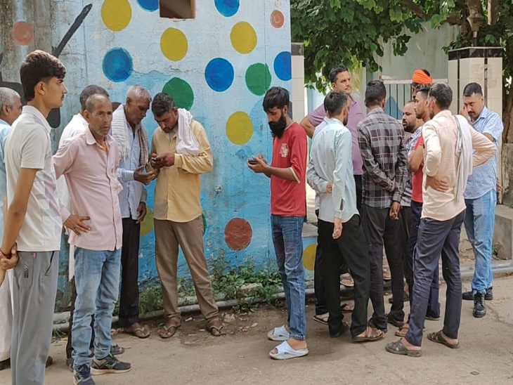 जिला अस्पताल में मृतका के परिजन। दोनों पक्ष के लोग अस्पताल में आए।