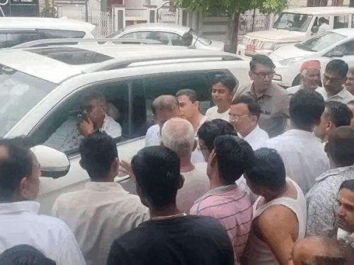 मंत्री जब बागरा गांव पहुंचे तो यहां के लोगों ने सफाई नहीं होने की शिकायत की।