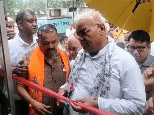 फीता काटकर कक्षा कक्ष का अनावरण करते हुए।
