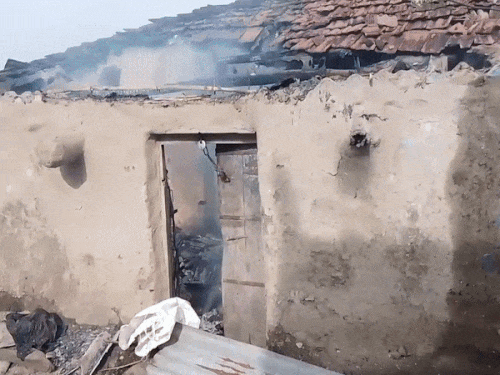 दो पक्षों में विवाद के बाद दो घरों में कुछ लोगों ने आग लगा दी थी। जिसकी सूचना पर पुलिस गांव पहुंची थी।