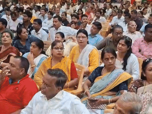 बैठक में कई लोग शामिल हुए।