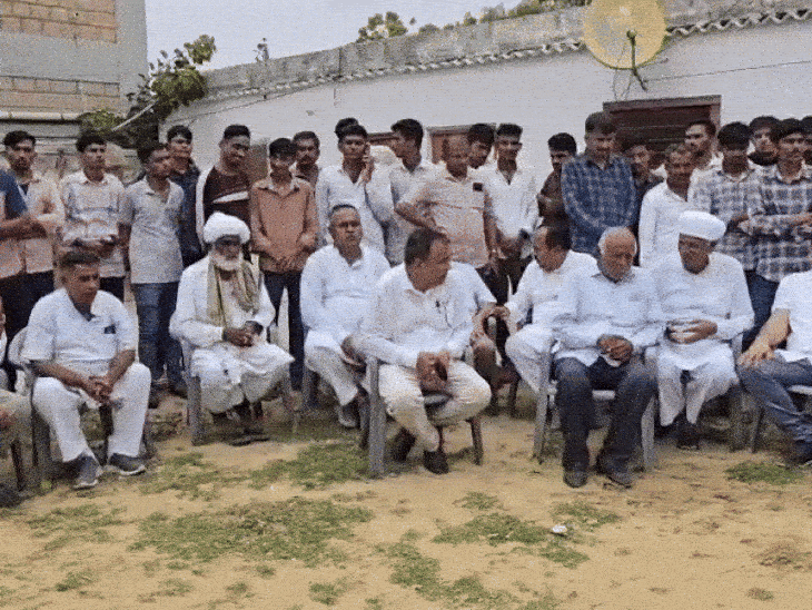 कांग्रेस बीजेपी दोनों दलों के नेता और विधायक पहुंचे।