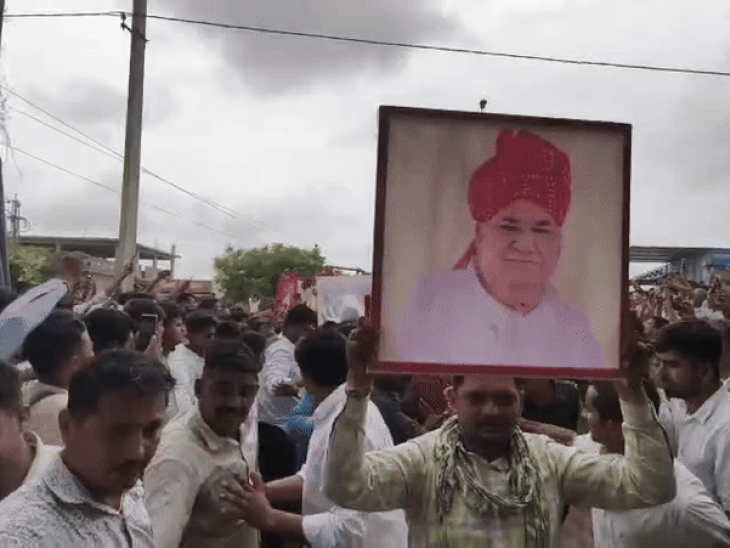 लोग अपने नेता की फोटो लेकर पहुंचे अंतिम विदाई में।