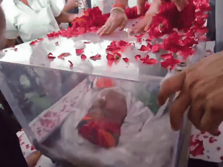 कर्नल के पार्थिव देह को उनके बाड़मेर निवास पर लाया गया। वहां पर अंतिम दर्शन करवाए गए।