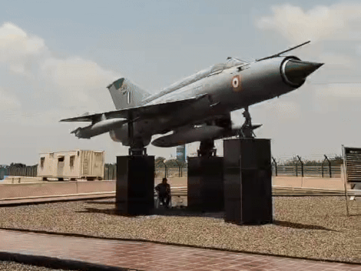प्रदर्शित लड़ाकू विमान है आकर्षण का केंद्र।