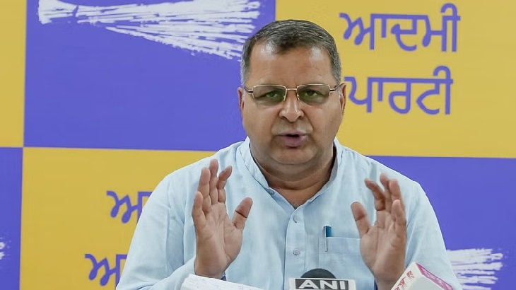 आप प्रवक्ता नील गर्ग सवाल बीजेपी पर सवाल उठाते हुए।