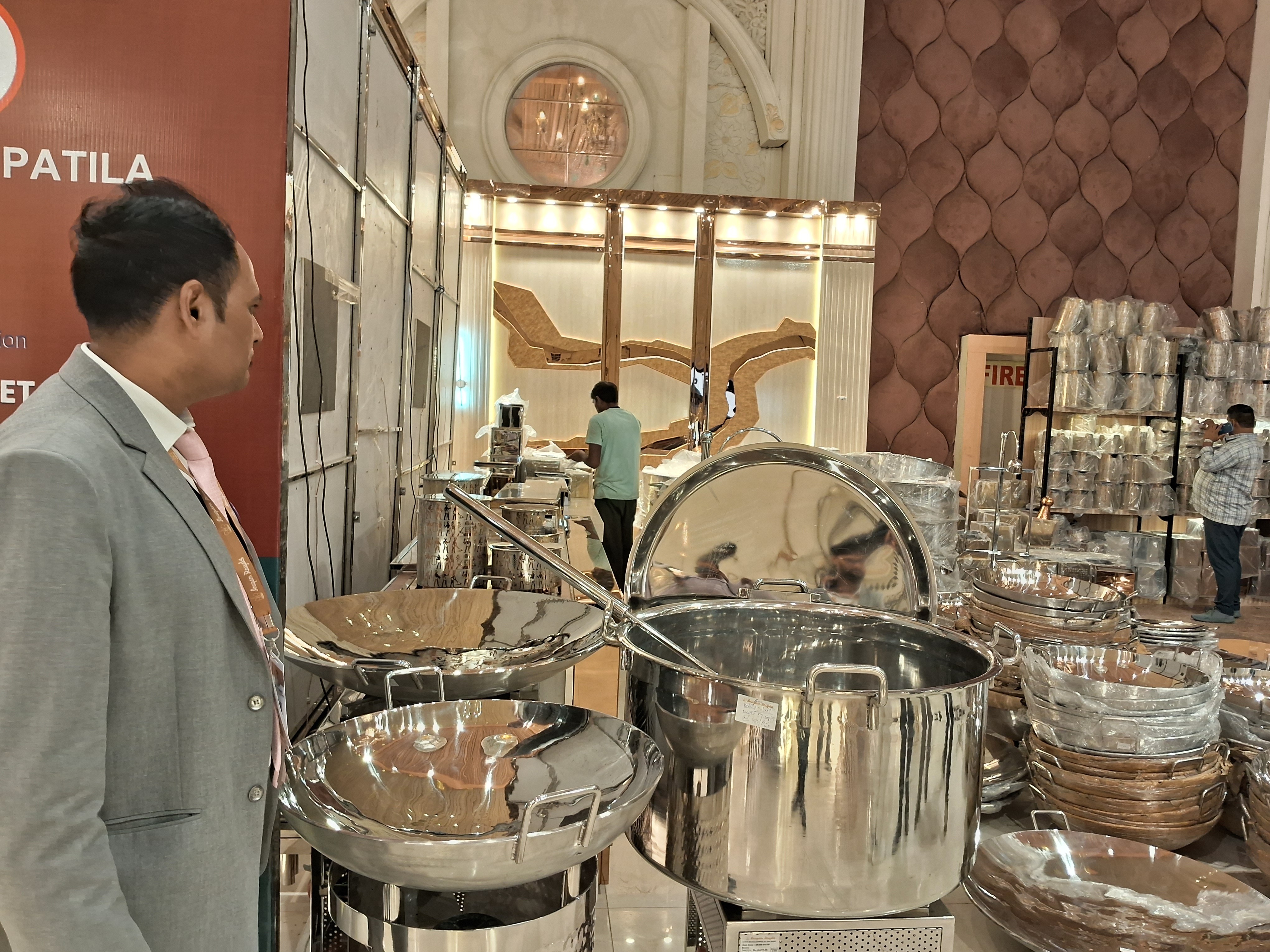 स्टील से बने बर्तन भी प्रदर्शित किए गए।
