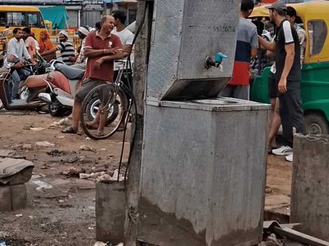 होटल दुकानदारों ने ट्रांसफार्मर के पास भी कब्जा कर लिया था।