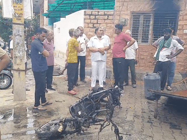 आग लगने की सूचना पर आस पास के लोग मौके पर इकट्ठा हो गए।