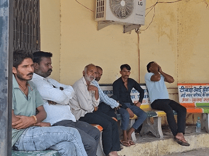 हॉस्पिटल में मोर्चरी के बाहर बैठे परिजन।