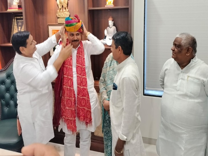 टीकाराम जूली को साफा पहनाकर स्वागत करते हुए गोविंद सिंह डोटासरा।