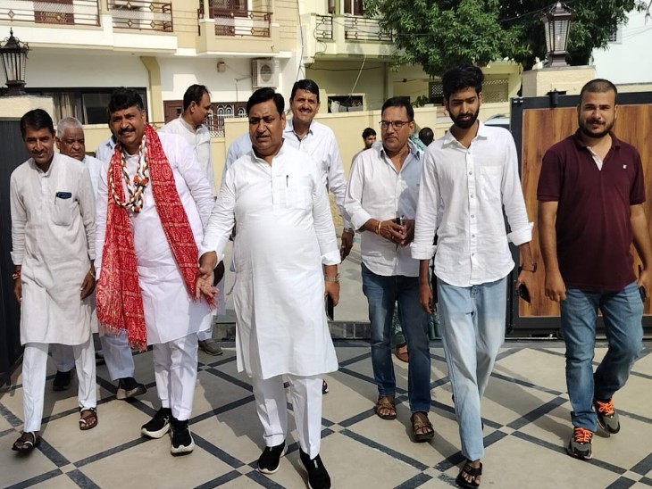 जूली और डोटासरा ने कांग्रेस के कार्यकर्ताओं से मुलाकात की।