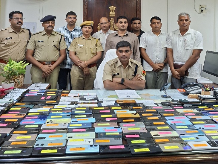 साइबर सेल व जिला पुलिस की टीम के साथ एसपी प्रवीण नायक जानकारी देते हुए।