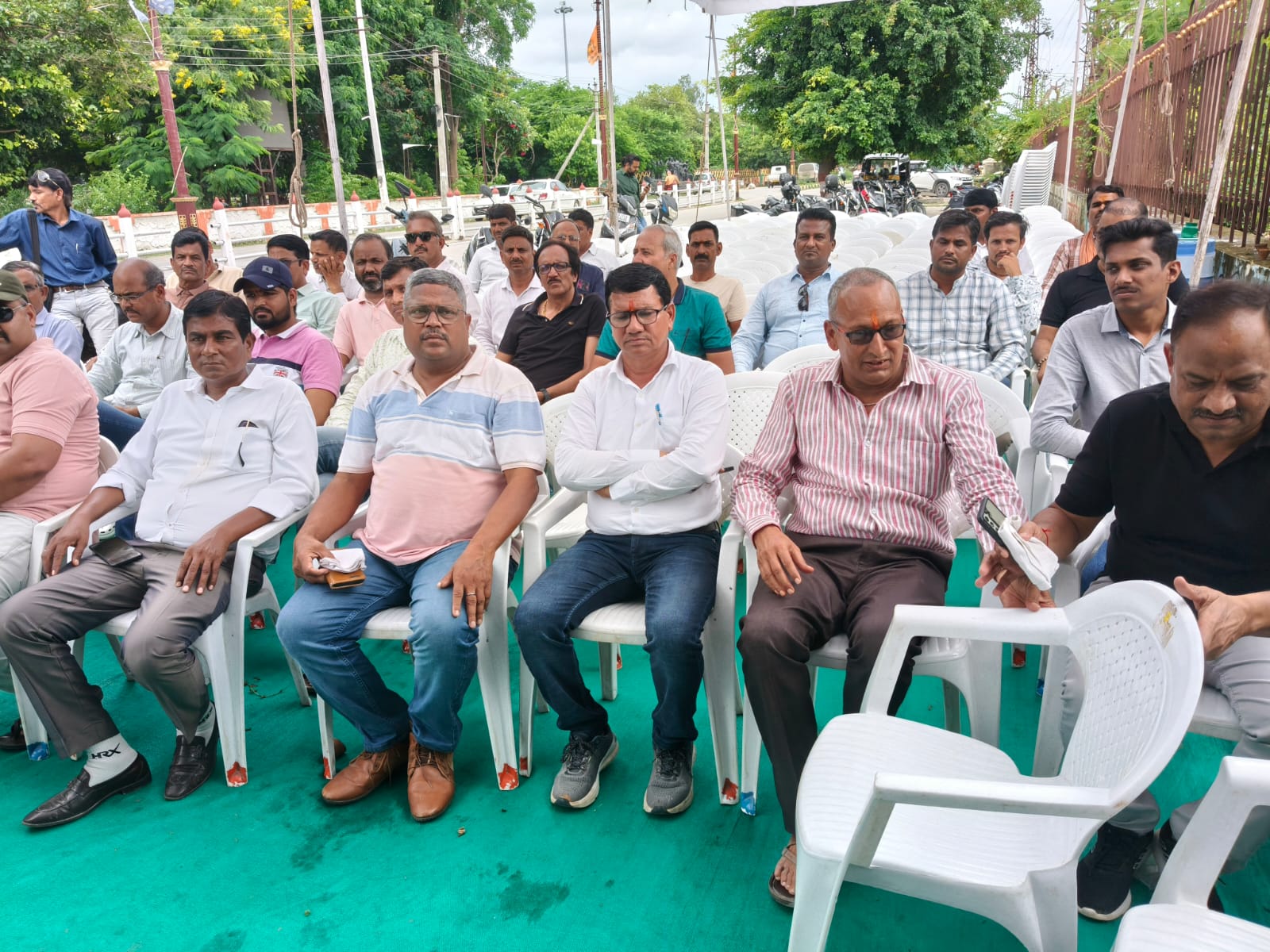 100 फीट रोड़ पर धरने पर बैठे मार्बल ट्रेडर्स।