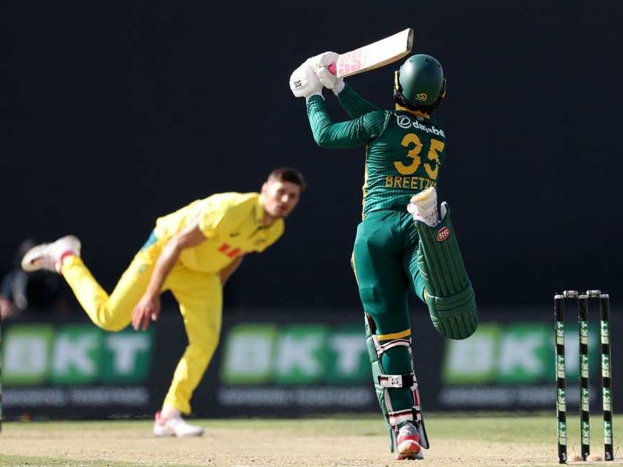Matthew British's Australian bowler Aaron Hardy playing shots. - Dainik Bhaskar