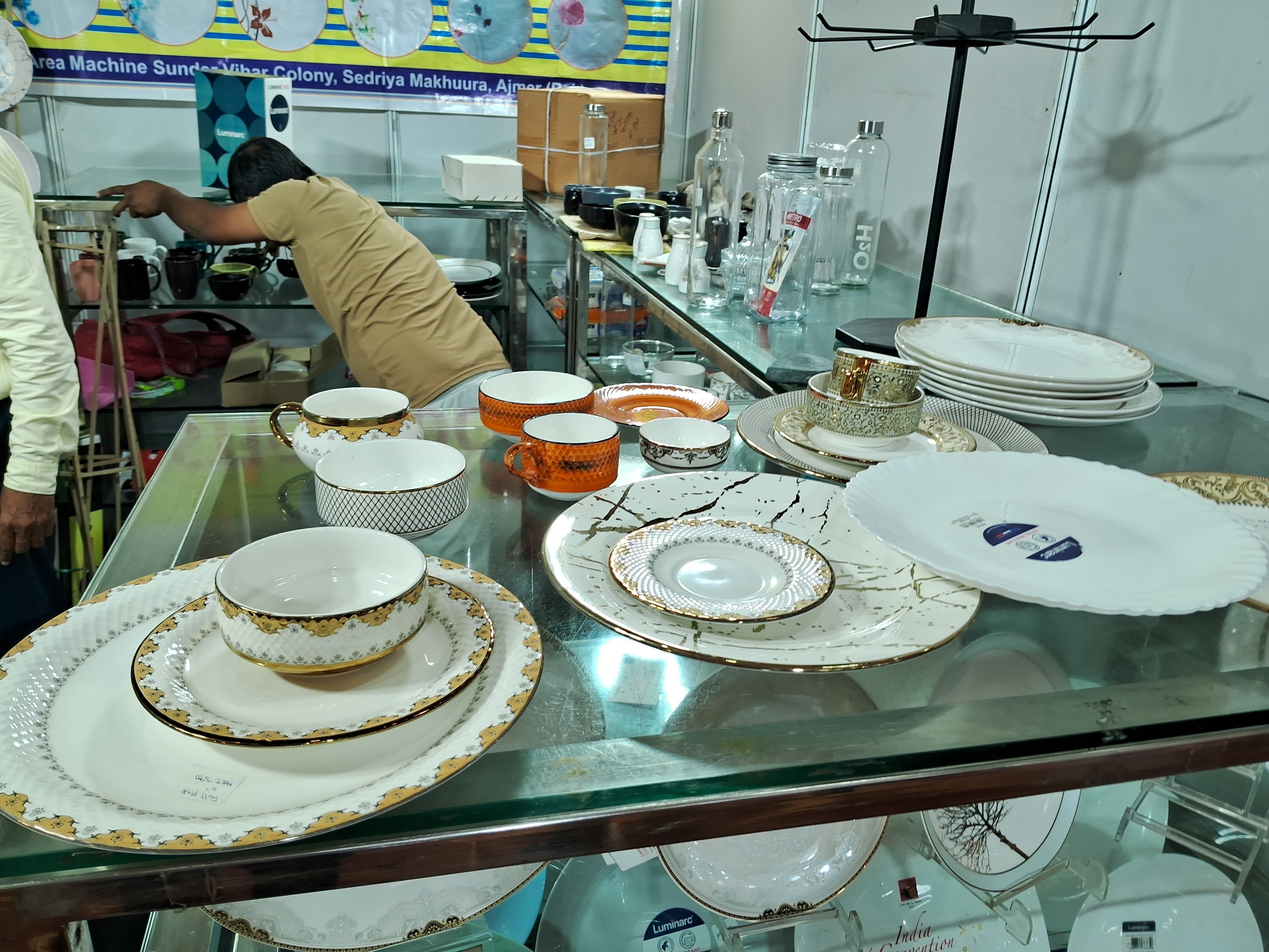 गोल्ड चाइना मेड क्राकरी भी शोकेस की गई।