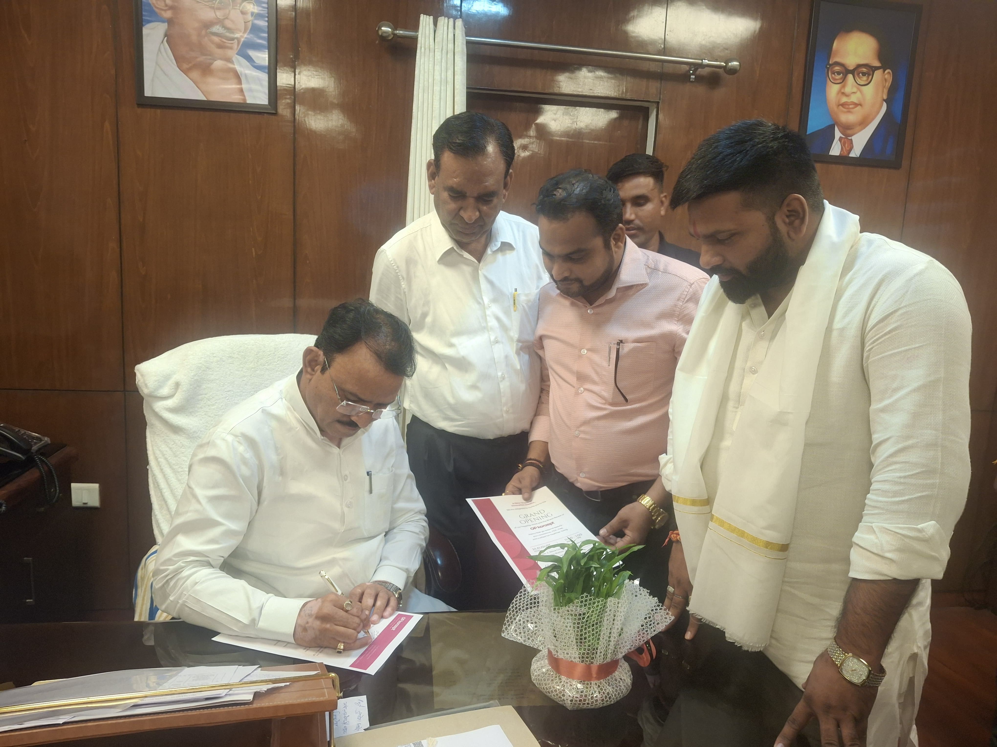 पोस्टर लॉन्च के दौरान अजीत नायर ने उप मुख्यमंत्री प्रेमचंद बैरवा को बताया कि अनुसंधान एवं विकास (R&D) टीम ने लंबे समय की मेहनत से यह यूनीक उत्पाद तैयार किया है।