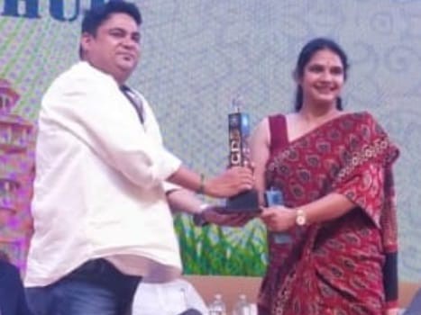 इस समारोह में आठ विभिन्न श्रेणियों में पुरस्कार वितरित किए गए। - Dainik Bhaskar