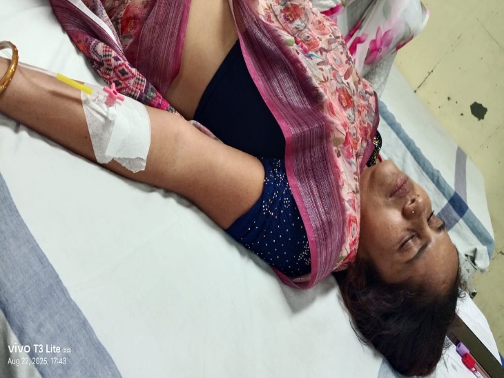 डिप्टी सीएम विजय शर्मा के घर के बाहर अनुकंपा नियुक्ति की मांग कर रही महिला ने फिनाइल पी लिया।