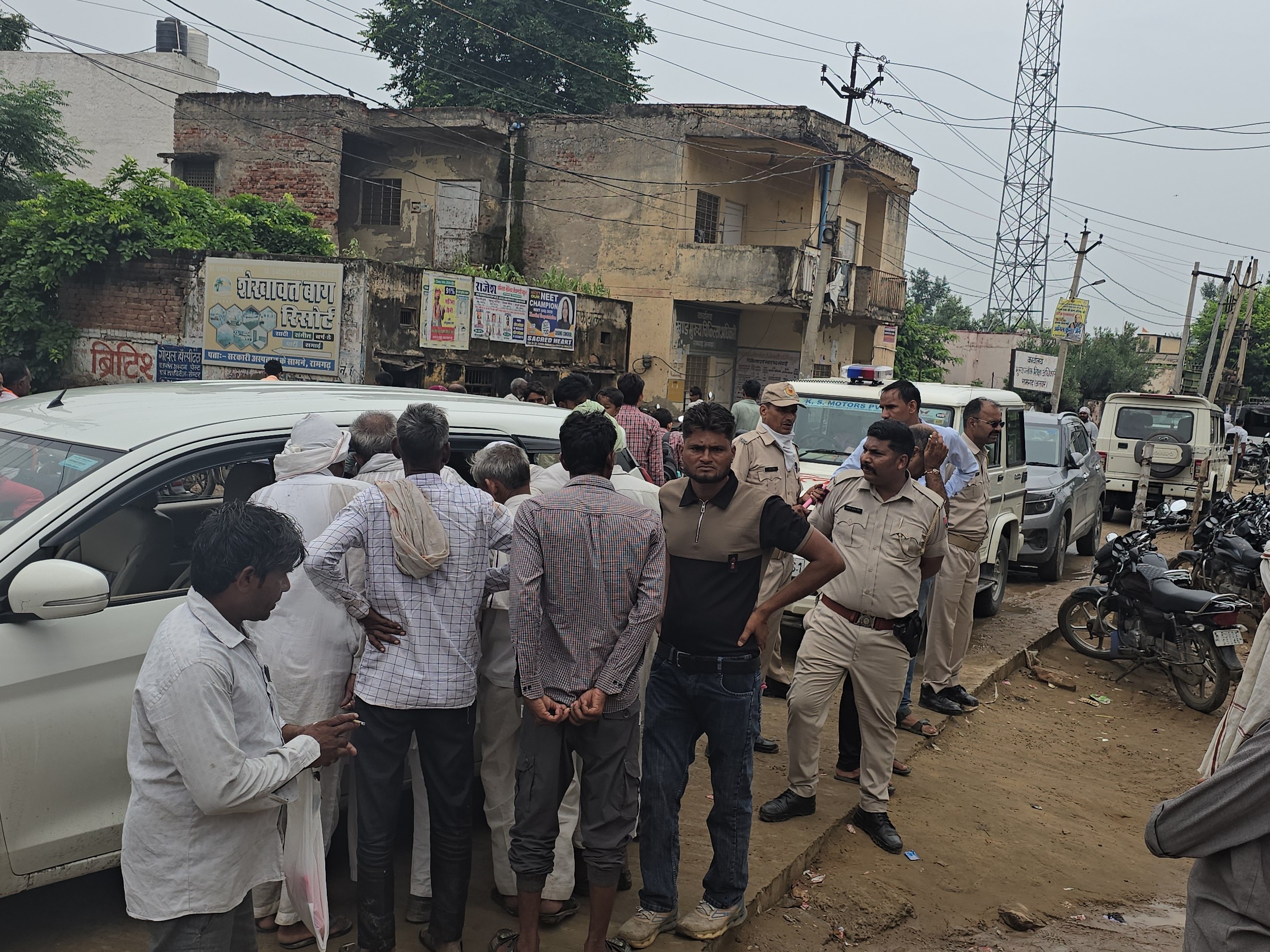 पुलिस ने मौके पर पहुंचकर मामला शांत करवाया। घायलों को हॉस्पिटल में भर्ती करवाया।