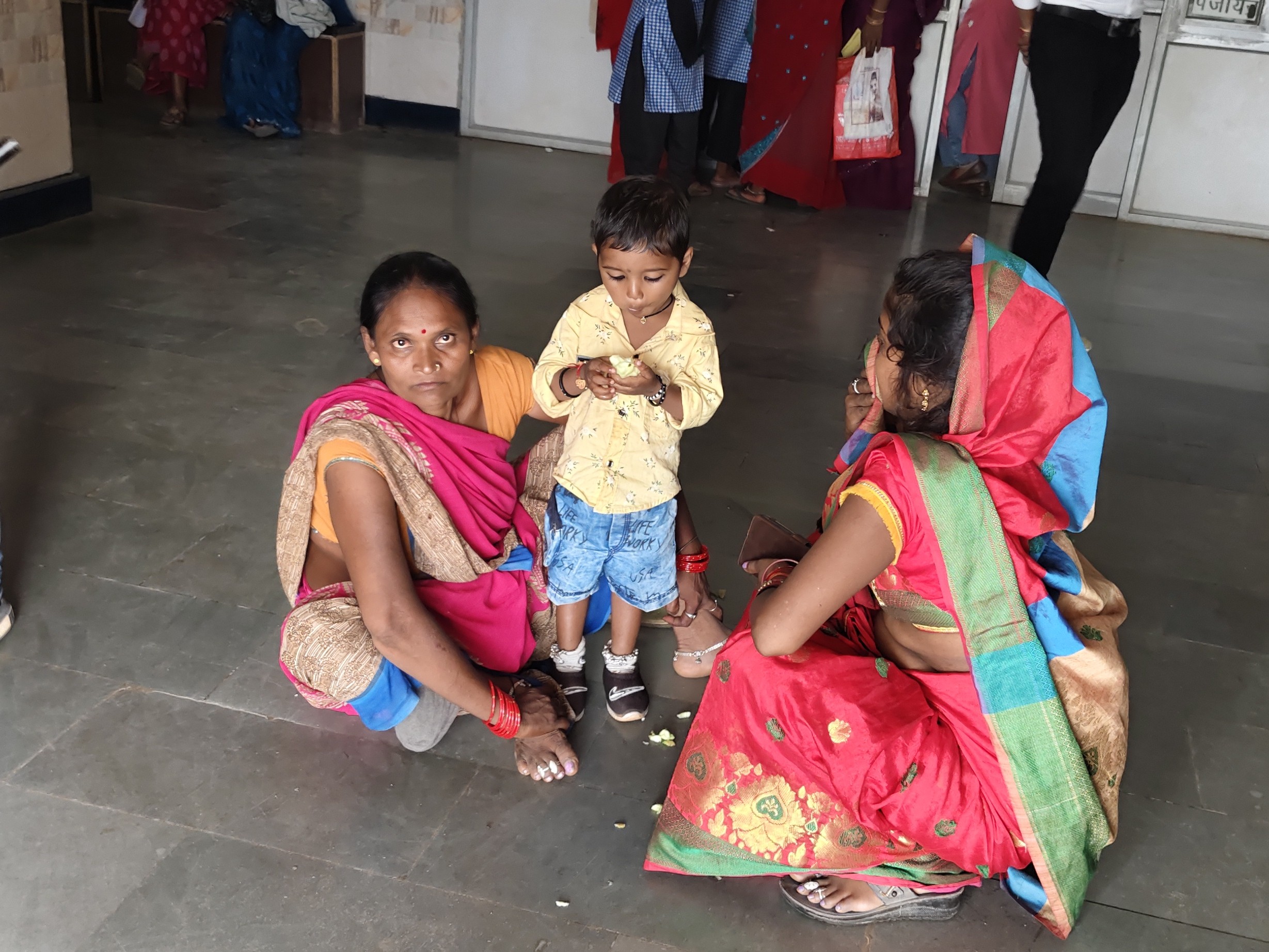 सेमरिया अस्पताल में इलाज के इंतजार में बैठे मरीज।