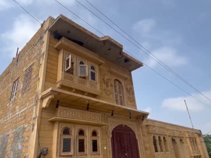 एएसआई नरपत सिंह का घर जिसकी छत के पास से बिजली के तार गुजर रहे हैं।