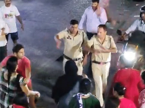घटना की सूचना मिलते ही पुलिस मौके पर पहुंची और झगड़े को शांत करवाया।