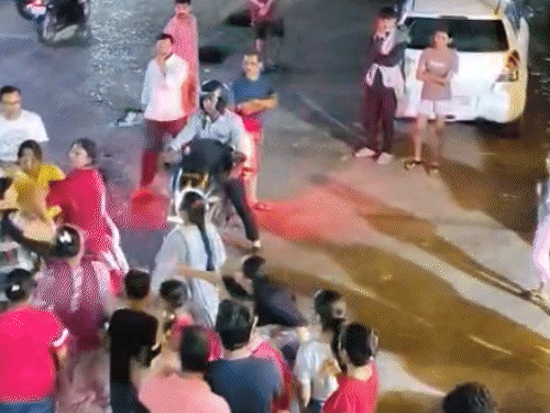 वीडियो में महिला दूसरी महिला को थप्पड़ पे थप्पड़ मारते हुए दिखाई दे रही है।