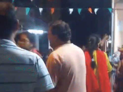 विवाद के दौरान युवकों ने भी महिलाओं से मारपीट की, वहां मौजूद लोगों ने इसका वीडियो बना लिया।