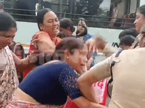 डिप्टी सीएम के घर के बाहर थैले से फिनाइल की बोतल निकालकर महिला ने पी लिया।