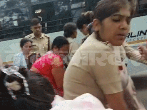 पुलिसकर्मी महिला प्रदर्शनकारियों को उठाने पहुंचे थे, इसी दौरान ये घटना हुई।