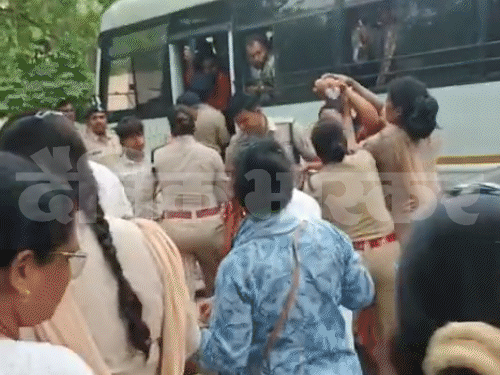 महिला पुलिसकर्मियों ने इसके बाद प्रदर्शनकारियों को जबरदस्ती हटाया।
