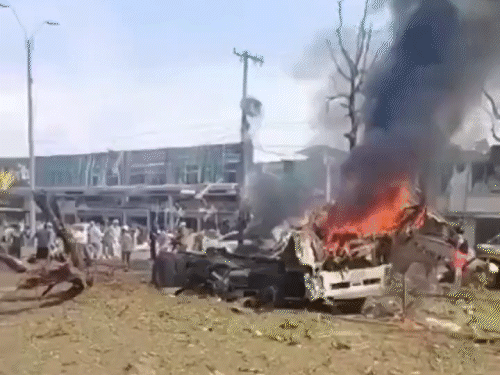 धमाके से आसपास के कई इमारतों को भी नुकसान पहुंचा है।