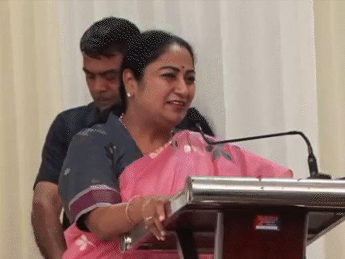 22 अगस्त: रेखा गुप्ता की जनसभा के दौरान दो लोगों ने नारेबाजी की। रेखा की सिक्योरिटी Z+ की गई।