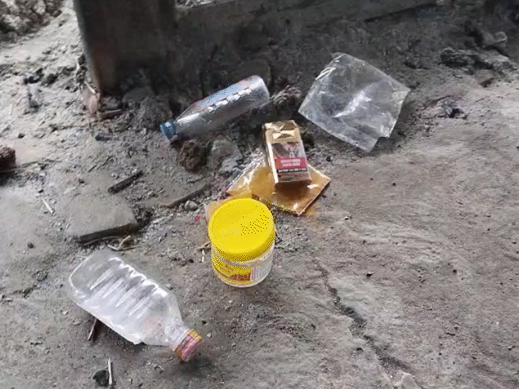 परिजन ने तांत्रिक क्रियाओं की आशंका जताई।