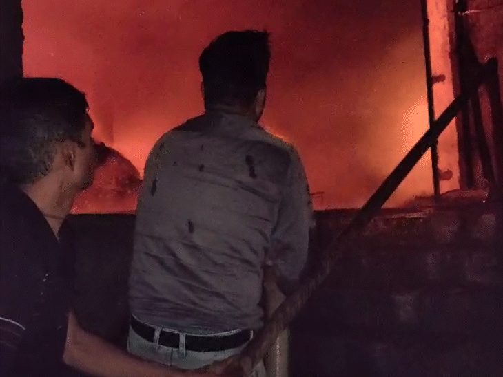 25 फायर ब्रिगेड को आग बुझाने में लगे 3 घंटे।