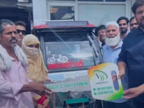 रिक्शा चालक को ई-रिक्शा उपहार के रूप में दिया।