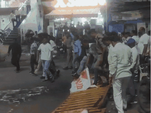 कांग्रेसी कार्यक्रम स्थल छोटी लाइन पहुंचे, बैरिकेड तोड़े और धरना दिया था।