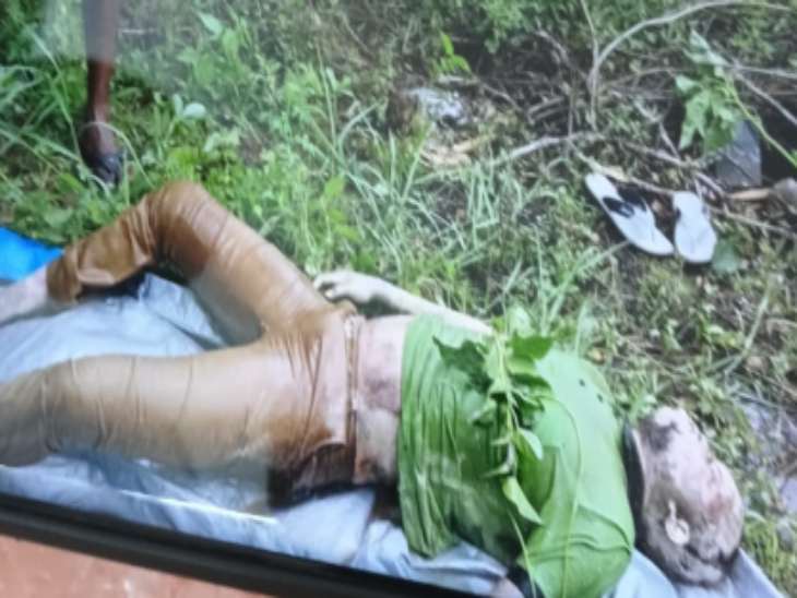 समुद्र के किनारे मुकेश की लाश सड़ी-गली हालत में पड़ी मिली।
