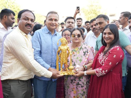 कोकिलाबेन का पसंदीदा रंग गुलाबी है और उन्हें अक्सर गुलाबी साड़ी में देखा जाता है।