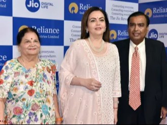 कोकिलाबेन की शादी 1955 में रिलायंस इंडस्ट्रीज के संस्थापक धीरूभाई अंबानी से हुई थी। - Dainik Bhaskar