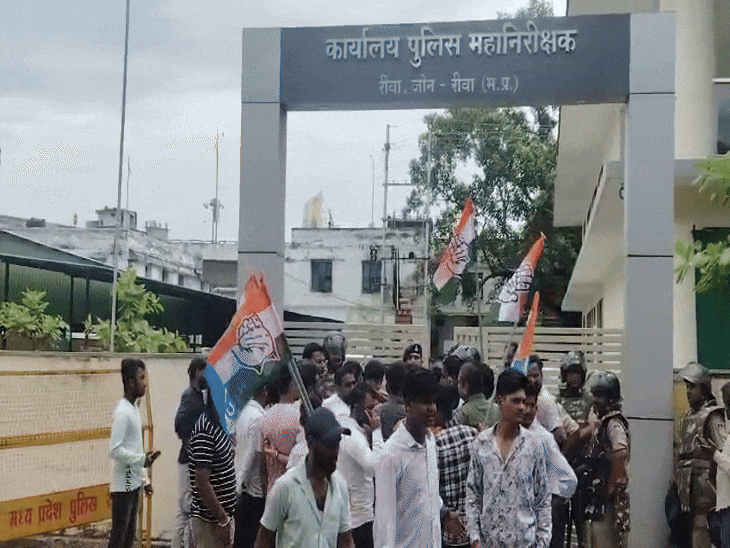 कांग्रेस कार्यकर्ताओं ने आईजी कार्यालय पहुंचकर लाठी चार्ज मामले में कार्रवाई की मांग की।