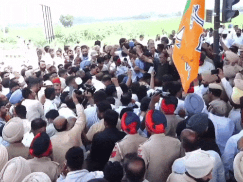 फाजिल्का जिले के गांव रायपुर में पुलिस ने भाजपा प्रधान जाखड़ को लिया। - Dainik Bhaskar