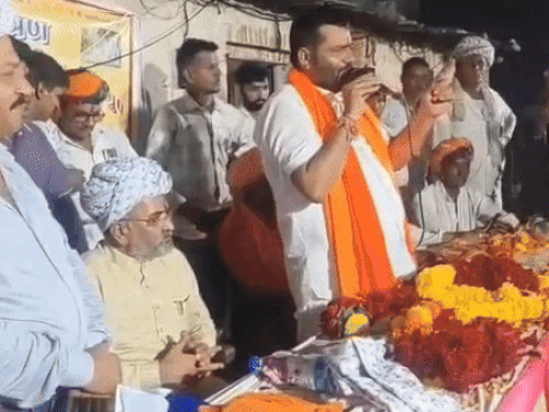 गुजरात के सूरत में गुरुवार देर रात एक सभा को संबोधित करते हुए भड़ाना।